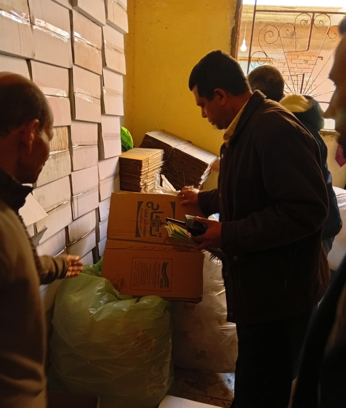 ضبط مصنع غير مرخص لتعبئة زيت الطعام في المنوفية&nbsp;