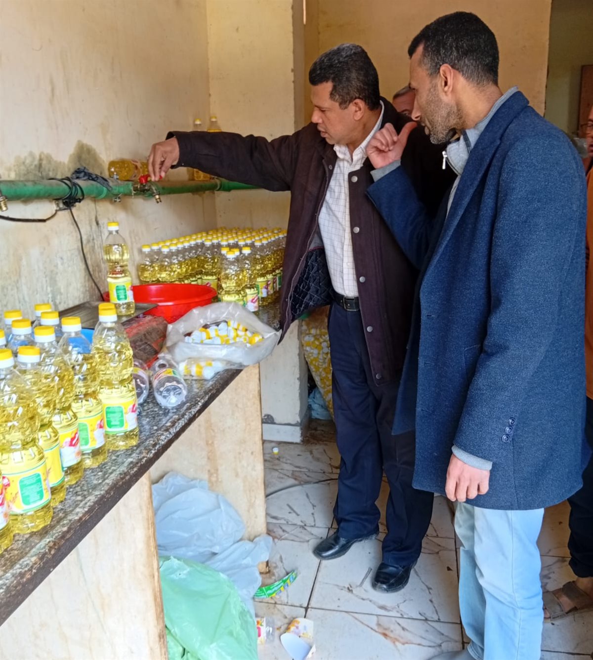 ضبط مصنع غير مرخص لتعبئة زيت الطعام في المنوفية&nbsp;