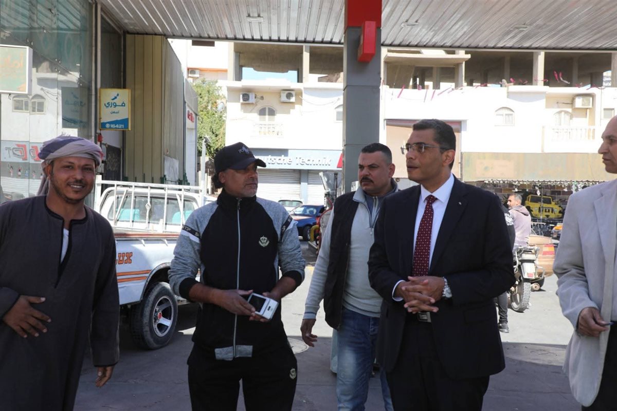 محافظ البحر الأحمر يتفقد محطات الوقود بالغردقة 