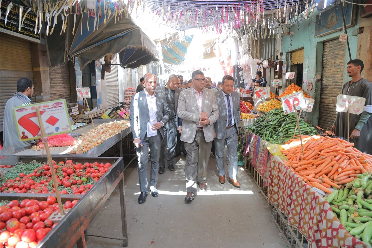 جولة محافظ قنا على سوق الخضروات
