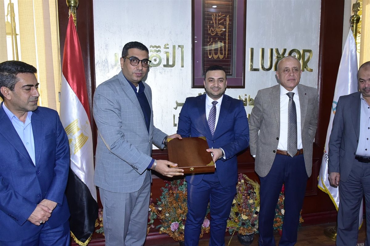 محافظ الأقصر يكرم مدير هيئة الرعاية الصحية السابق&nbsp;