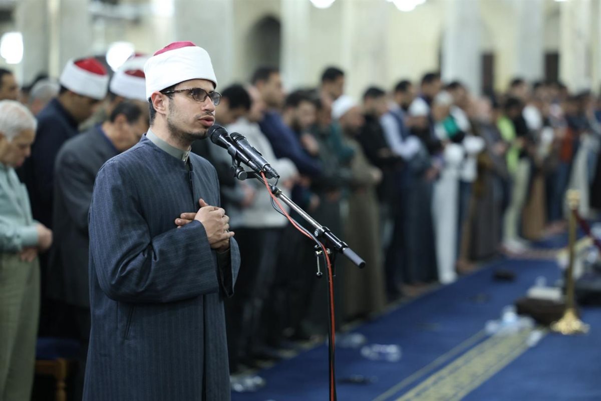 مجاز بالقراءات العشر الكبرى والصغرى.. الأزهر يقدم النابغة الأزهري الكفيف عبدالله عمار لإمامة المصلين بتوجيهات الإمام الأكبر