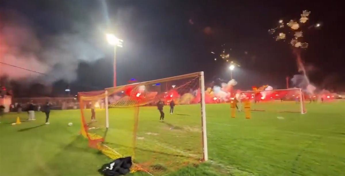 أشعلوه بالشماريخ.. جماهير الترجي التونسي تحفّز اللاعبين في مران الفريق قبل مواجهة الأهلي بدوري الأبطال<br>&nbsp;