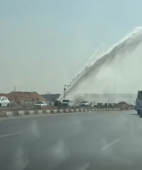 <strong>انفجار ماسورة مياة على طريق الواحات بأكتوبر</strong>