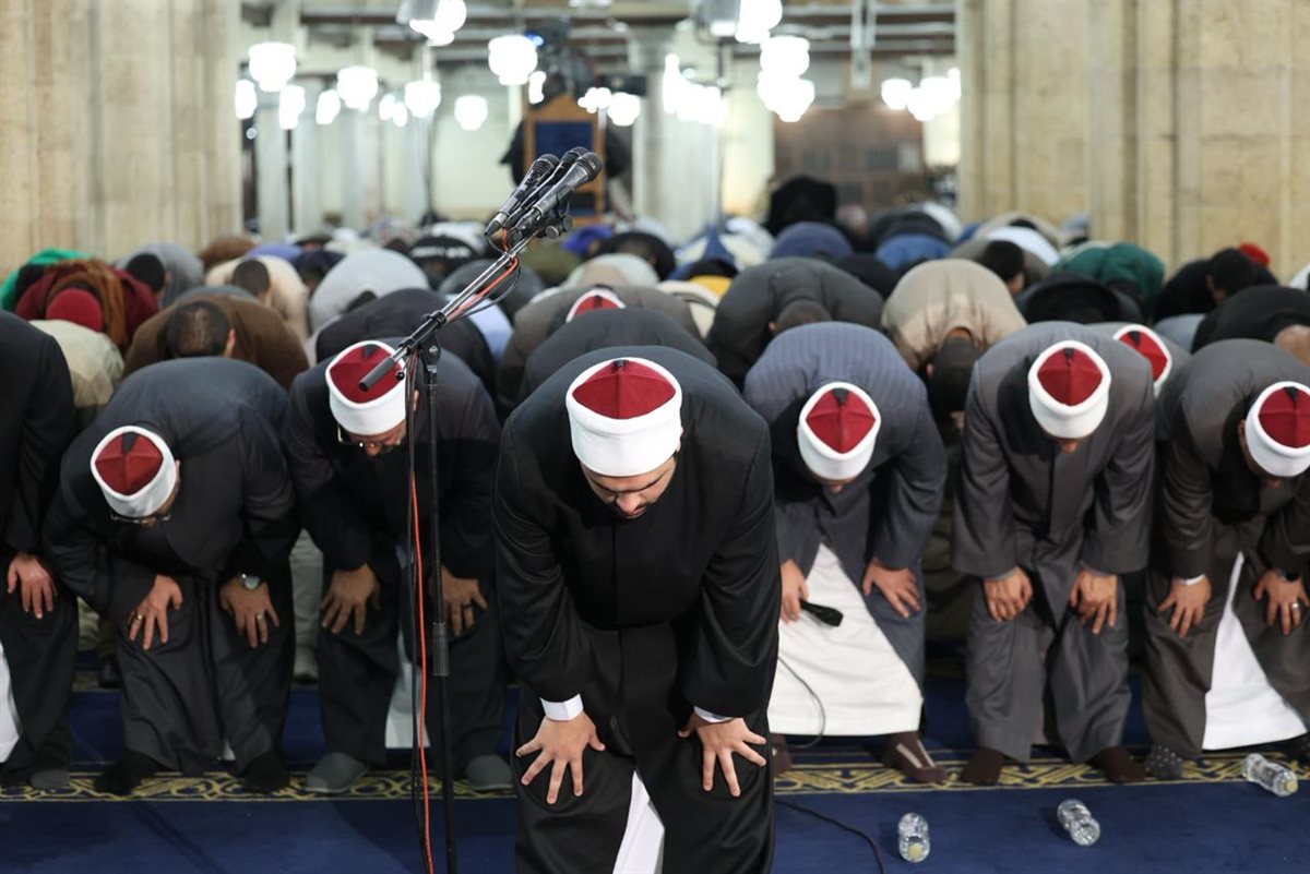 قرّاء الجامع الأزهر يحيون صلاة التراويح في الليلة الرابعة والعشرين من رمضان