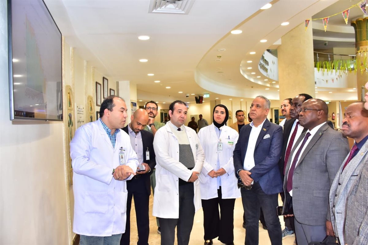 جولة الوفد الأفريقي بمستشفى الأورام&nbsp;