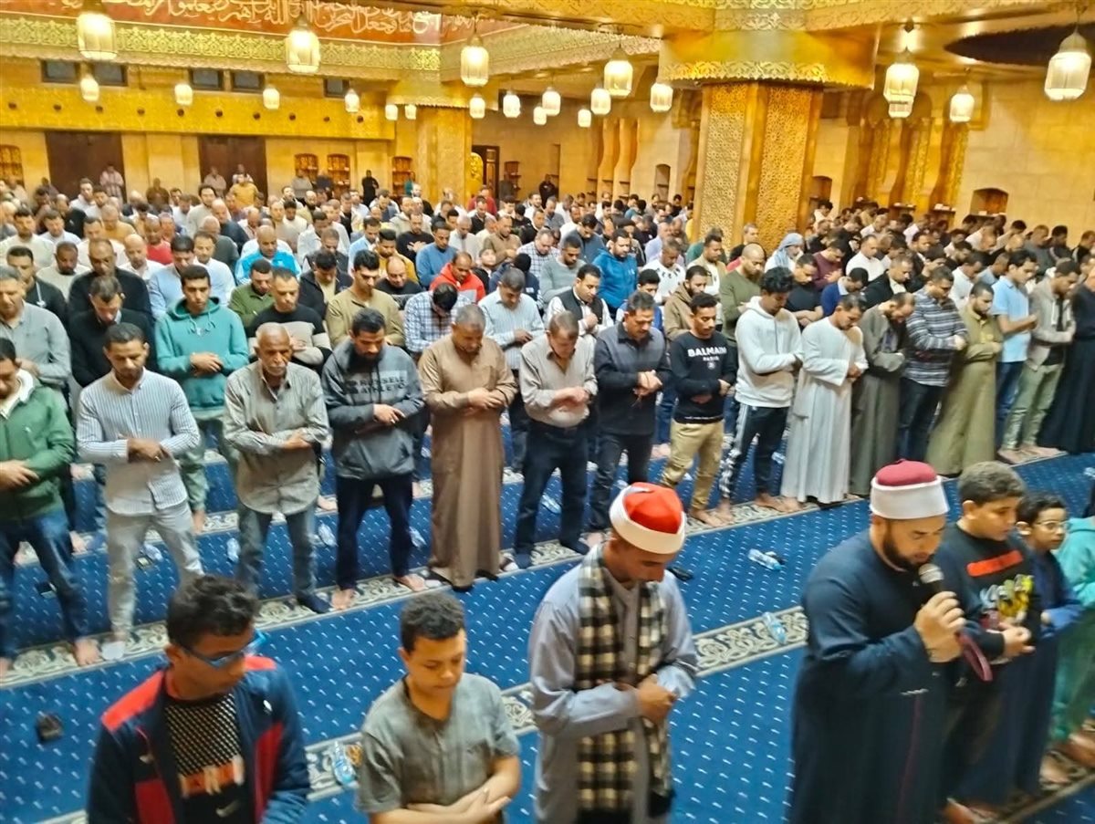 إقبال المصلين لصلاتي العشاء والتراويح 