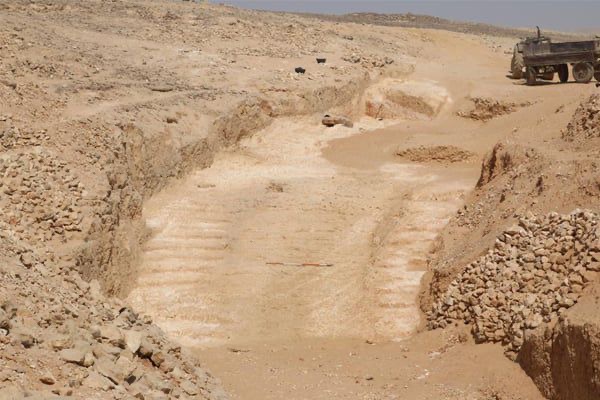 المنحدر الذي تم العثور عليه من قبل البعثة الفرنسية الانجليزية المشتركة في محاجر المرمر بحتنوب بالمنيا لنقل وتحريك الاحجار