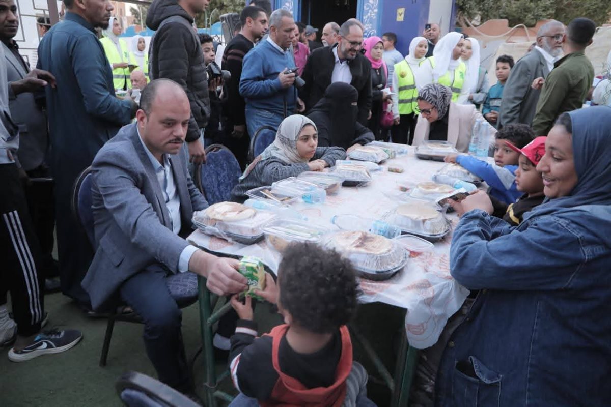 جانب من الافطار الجماعي بحضور محافظ الوادى الجديد