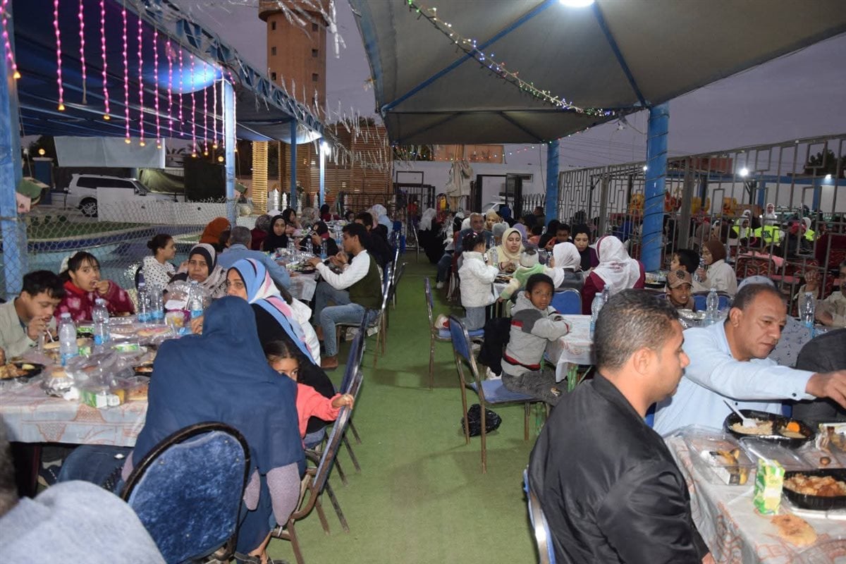 جانب من الافطار الجماعي بحضور محافظ الوادى الجديد
