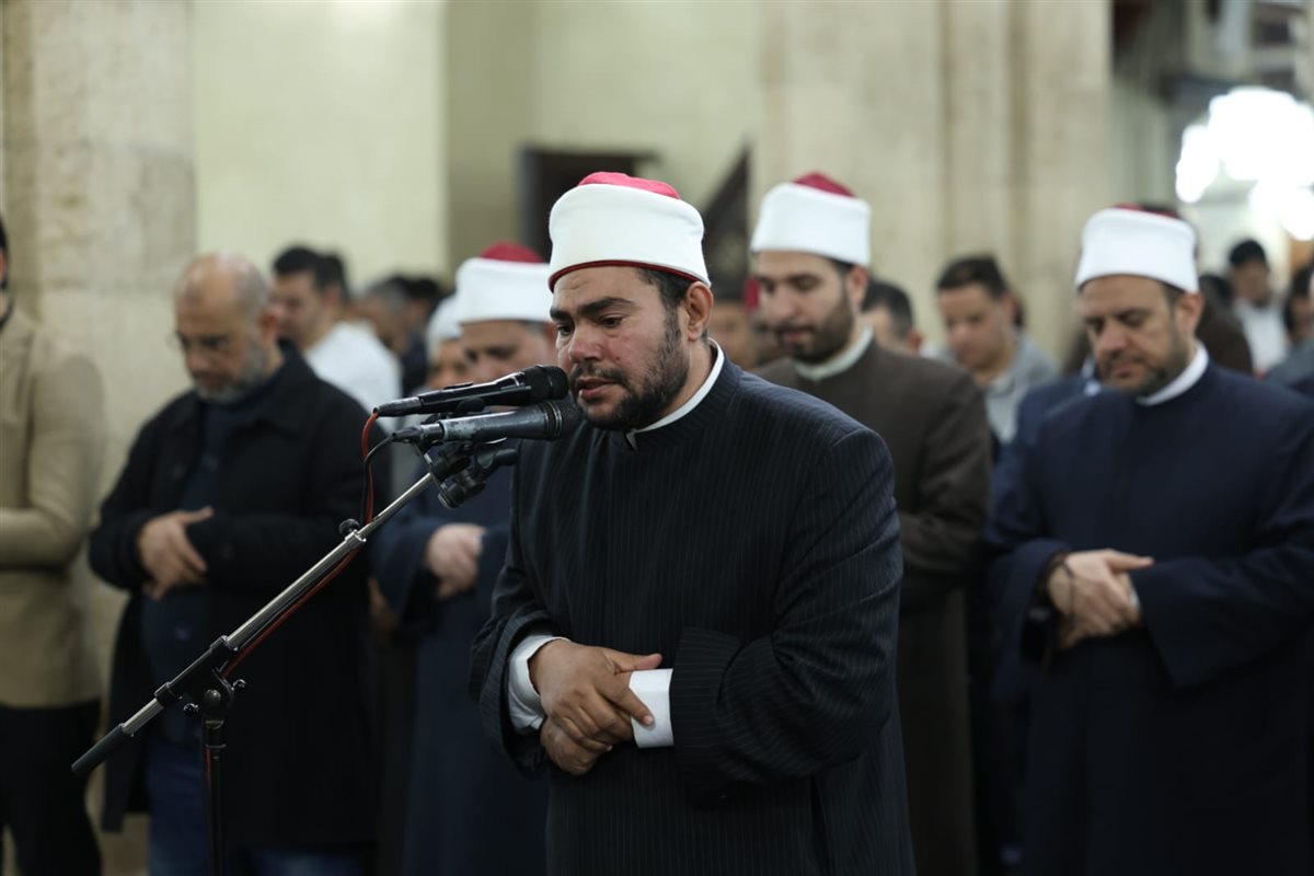 أئمة قبلة الجامع الأزهر يؤدون صلاة التراويح