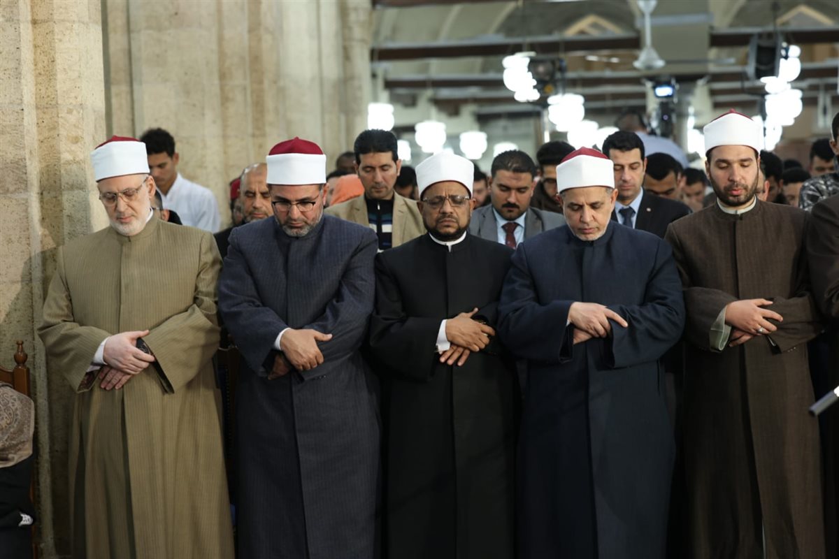 أئمة قبلة الجامع الأزهر يؤدون صلاة التراويح