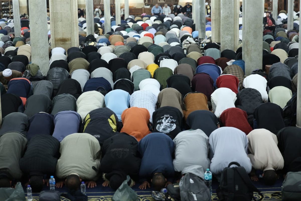 أئمة قبلة الجامع الأزهر يؤدون صلاة التراويح