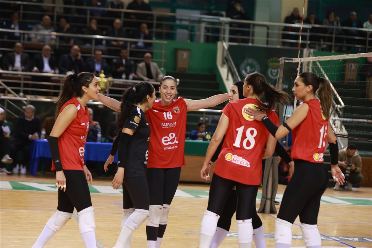 <strong>الأهلي يفوز على الزمالك ويتوج بطلا لكأس مصر للكرة الطائرة سيدات</strong>