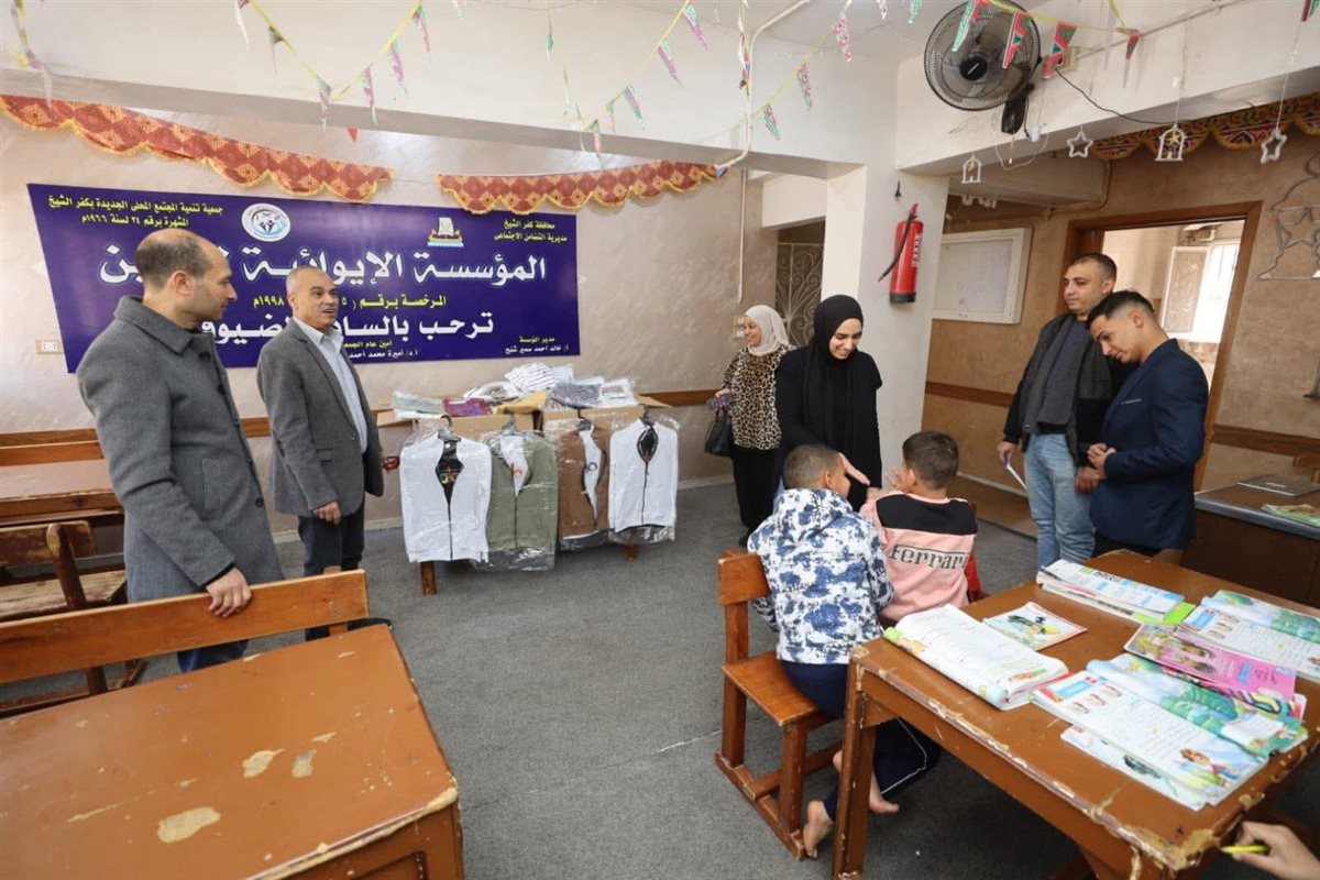 توزيع ملابس علي الأيتام قبل العيد