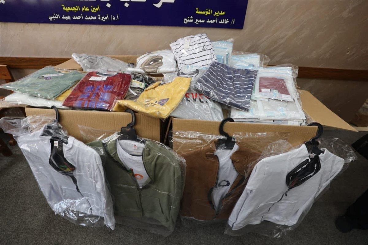 توزيع ملابس علي الأيتام قبل العيد