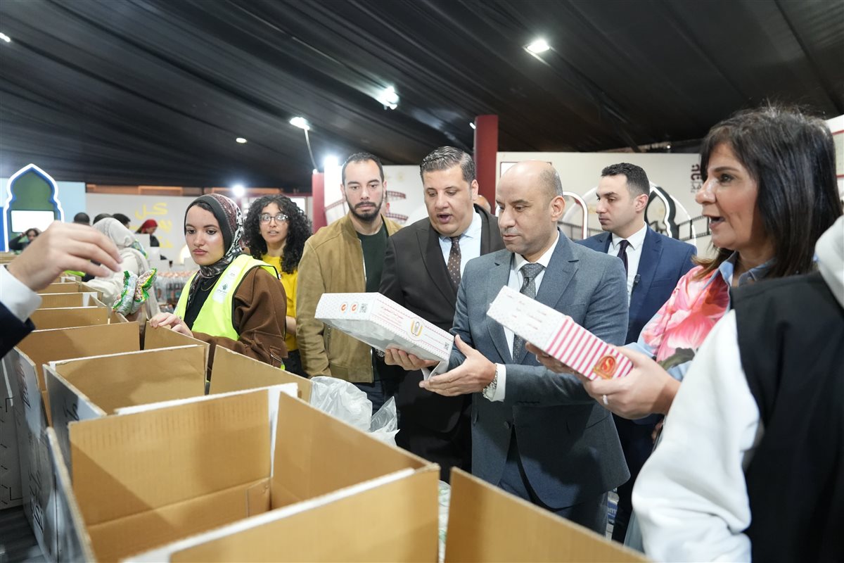 جانب من مشاركة الوزير في تعبئة كراتين المواد الغذائية