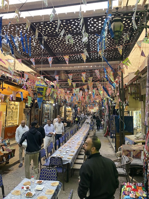 السائحون يتناولون طعام الإفطار بالسوق السياحي بالأقصر&nbsp;