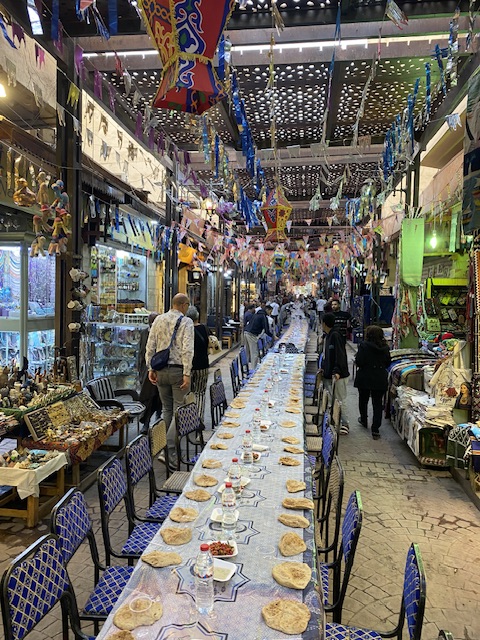 السائحون يتناولون طعام الإفطار بالسوق السياحي بالأقصر&nbsp;