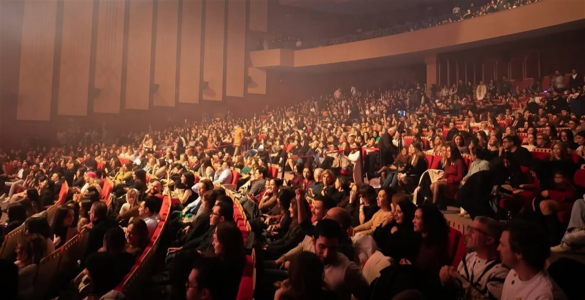 الجمهور يملأ القاعة خلال حفل &nbsp;النجمة كارول سماحة