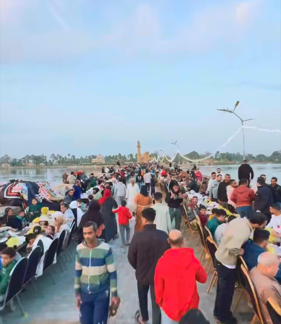 أهالي منشأة القناطر يجتمعون على مائدة إفطار واحدة