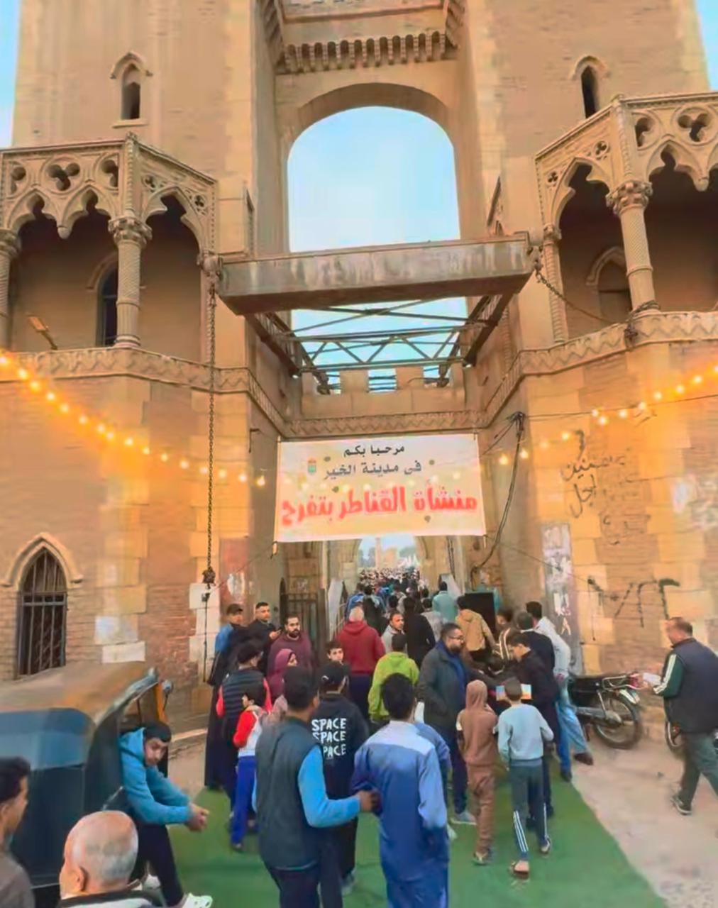 أهالي منشأة القناطر يجتمعون على مائدة إفطار واحدة