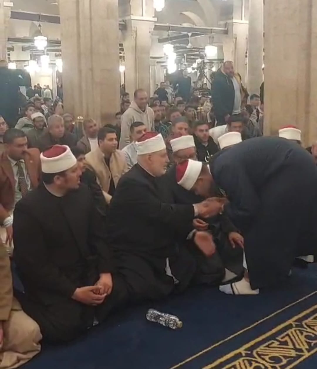 الطالب زياد حجاج أصغر إمام قبلة للجامع الأزهر بتوجيهات الإمام الطيب.. ويقبل يد الدكتور الضويني عقب الانتهاء من الصلاة