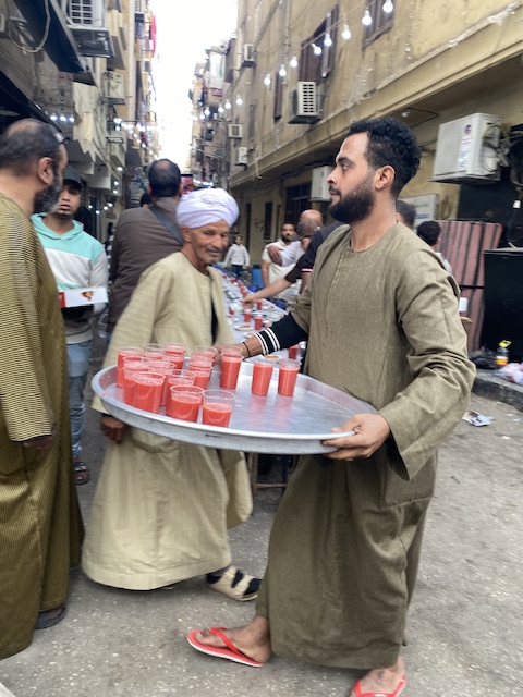أهالي السكن يقيمون اطول مائدة افطار بالأقصر&nbsp;