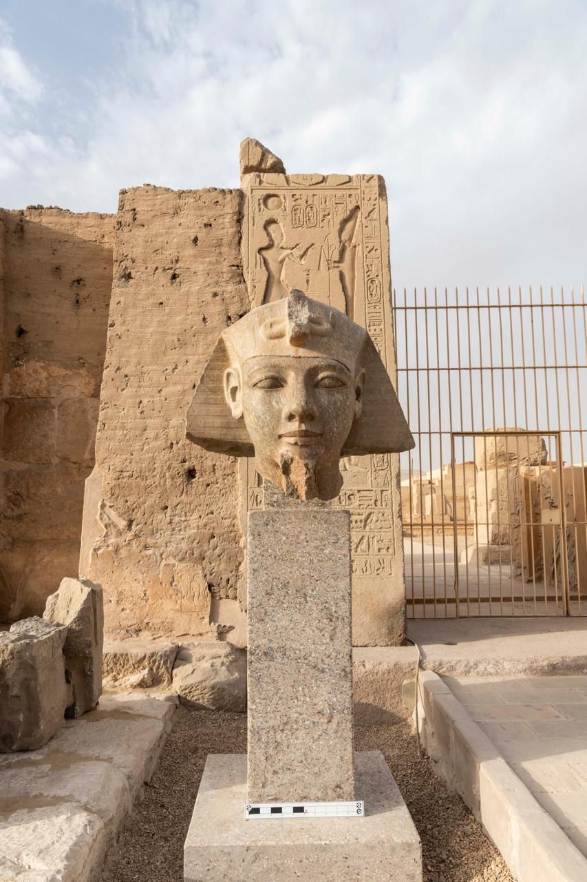 ترميم رأس تمثال من الجرانيت للملك رمسيس الثاني