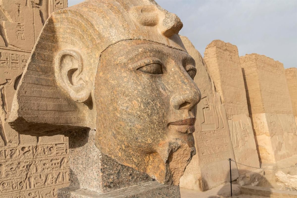 ترميم رأس تمثال من الجرانيت للملك رمسيس الثاني