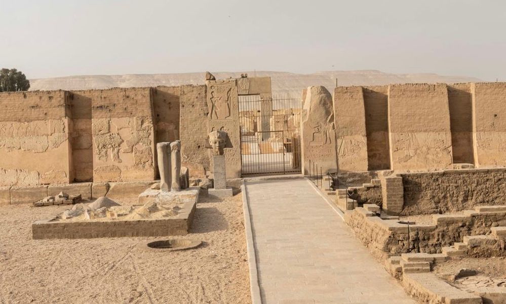 ترميم رأس تمثال من الجرانيت للملك رمسيس الثاني