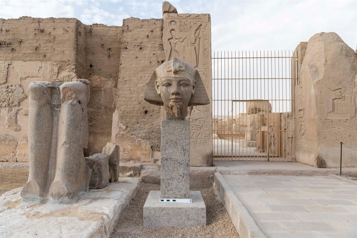 ترميم رأس تمثال من الجرانيت للملك رمسيس الثاني