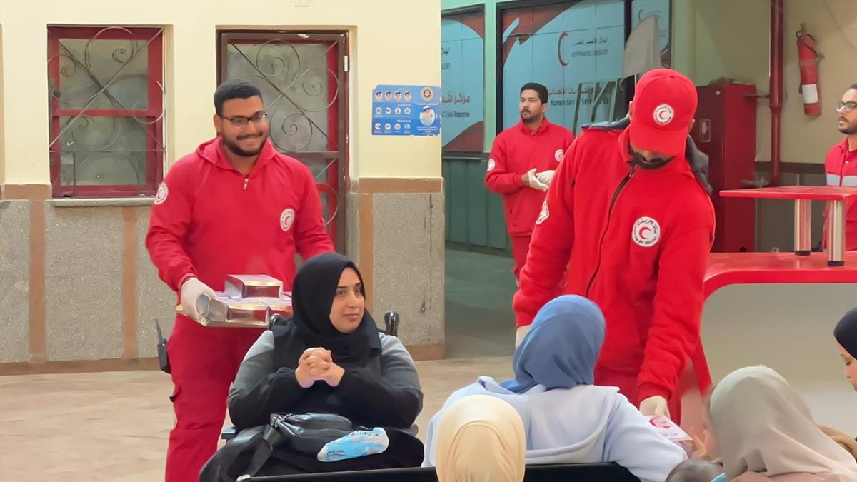 الهلال الأحمر المصري يستأنف استقبال دفعة جديدة من جرحى ومصابين غزة