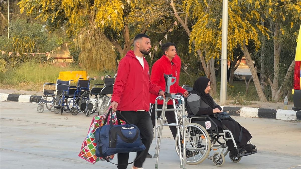 الهلال الأحمر المصري يستأنف استقبال دفعة جديدة من جرحى ومصابين غزة