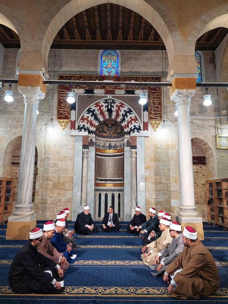 <strong>&nbsp;وكيل الأزهر يشكر أئمة القبلة بالجامع الأزهر والشباب القراء</strong>