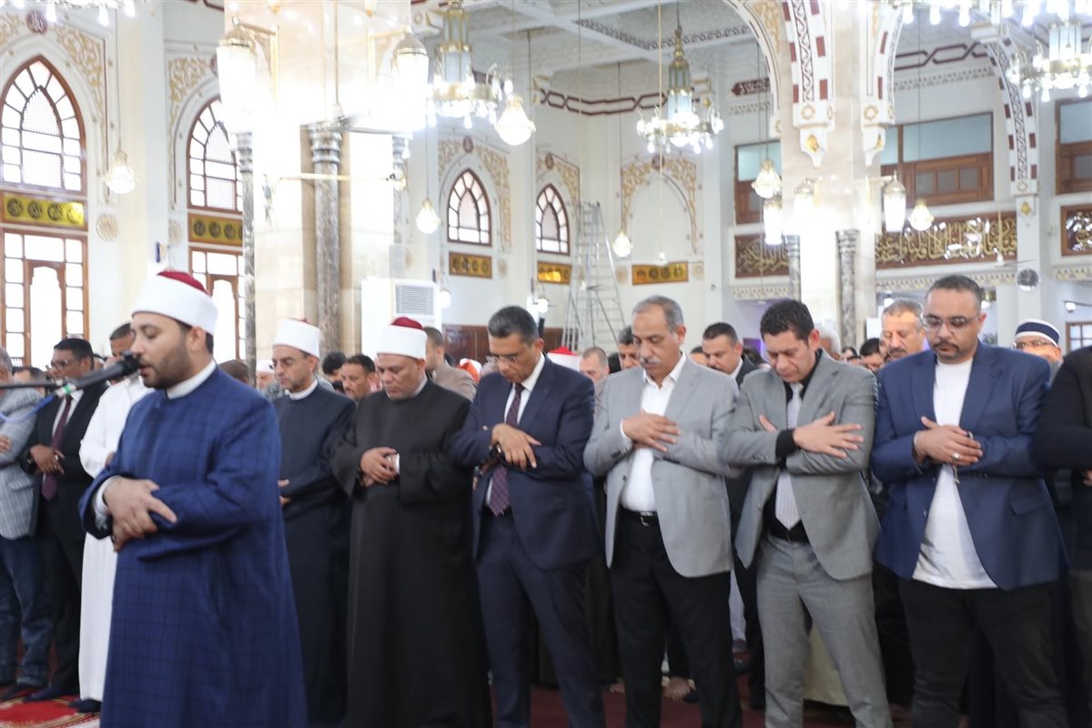 محافظ البحر الاحمر يؤدي صلاة العيد بمسجد الميناء 
