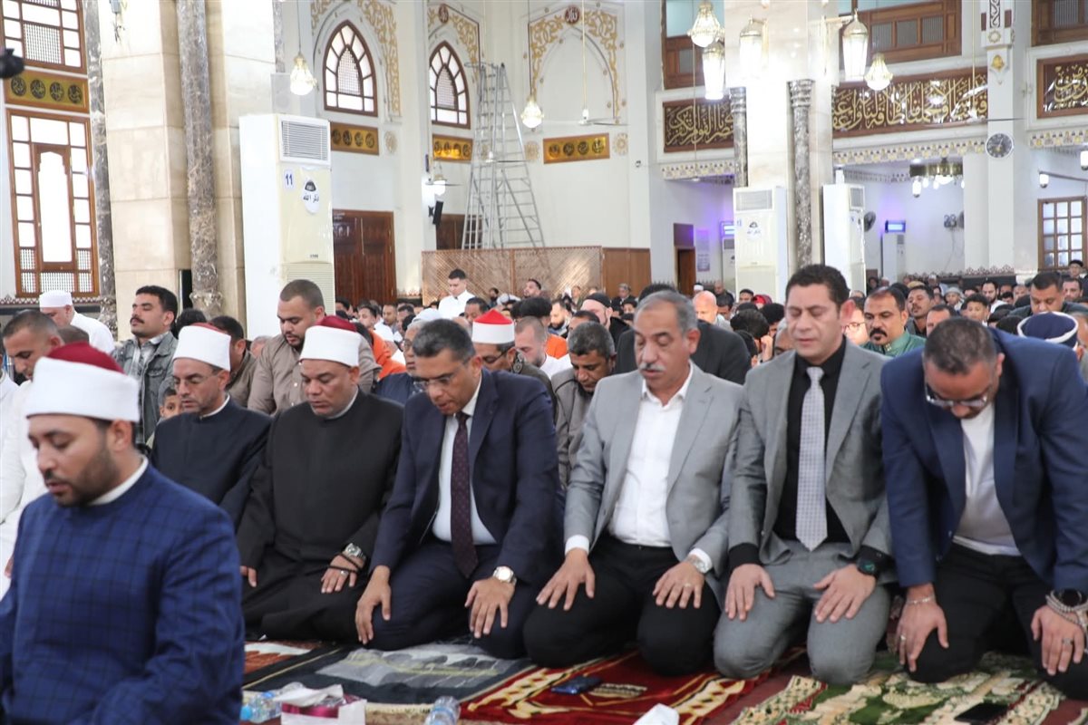 محافظ البحر الاحمر يؤدي صلاة العيد بمسجد الميناء 
