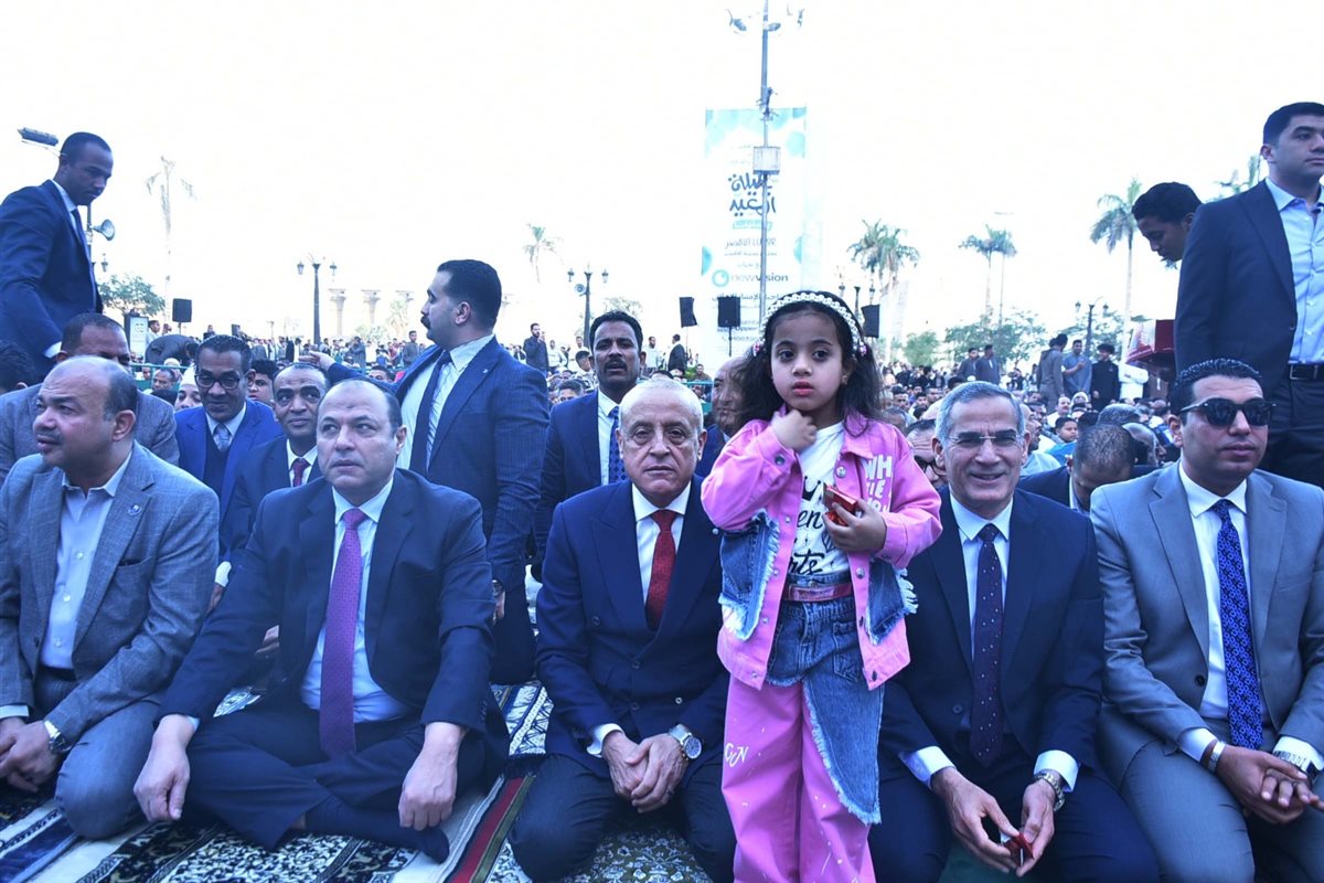 محافظ الأقصر يوزع العيديات من الألعاب والشيكولاتة&nbsp;