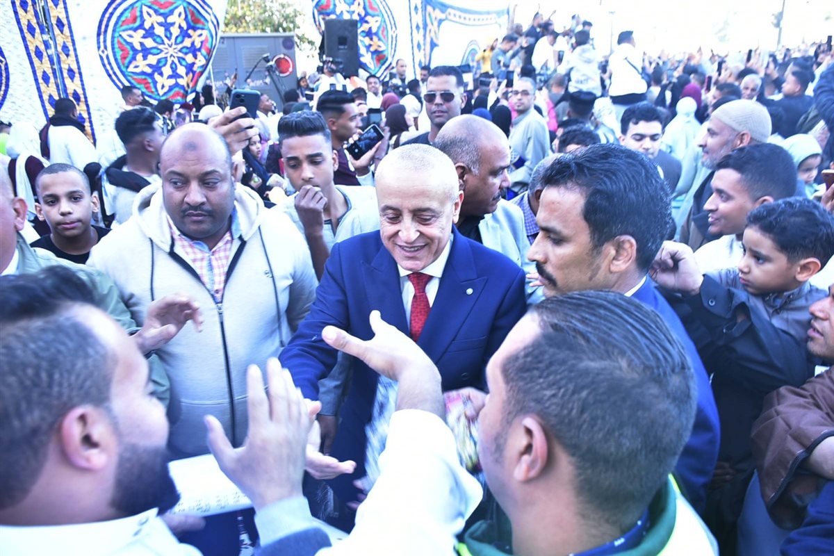 محافظ الأقصر يوزع العيديات من الألعاب والشيكولاتة&nbsp;