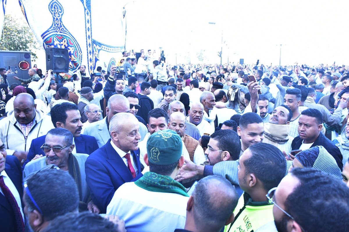 محافظ الأقصر يوزع العيديات من الألعاب والشيكولاتة&nbsp;