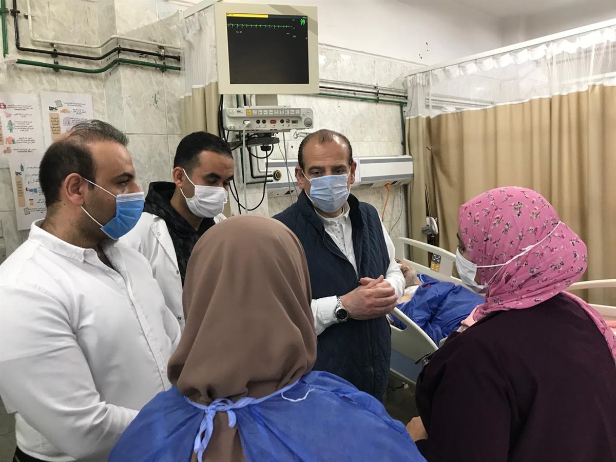 نائب وزير الصحة خلال الزيارة