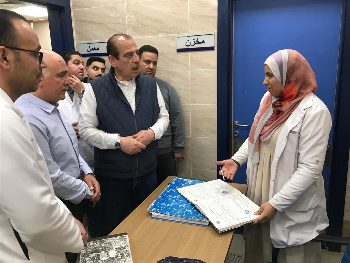 نائب وزير الصحة خلال الزيارة