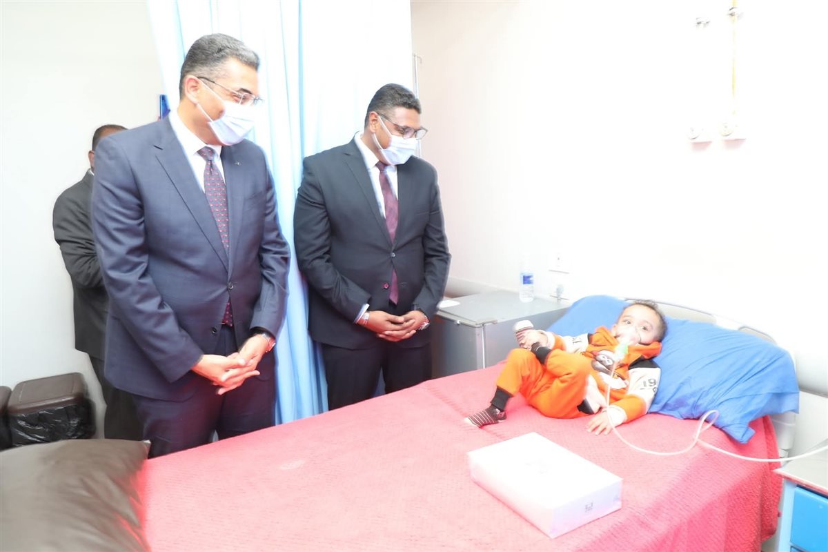 محافظ البحر الأحمر يهنئ المرضى بعيد الفطر 