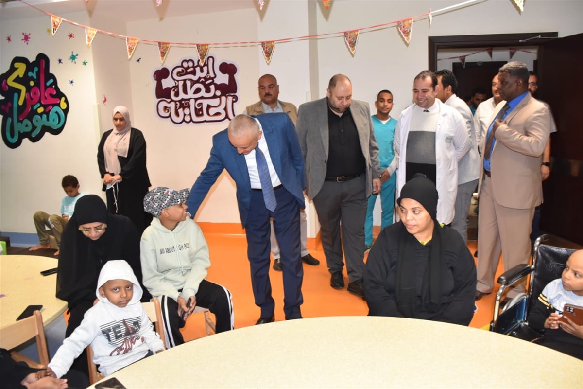 محافظ الأقصر يوزع الهدايا على الأطفال مرضى السرطان&nbsp;