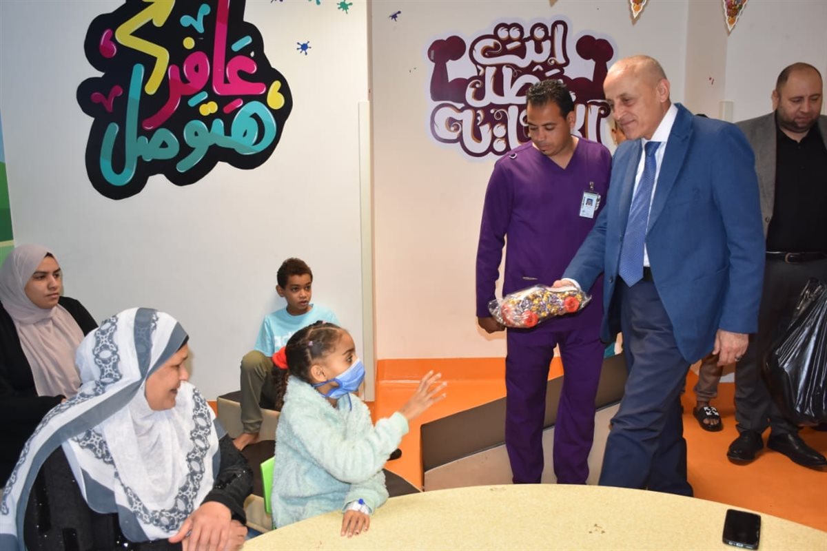 محافظ الأقصر يوزع الهدايا على الأطفال مرضى السرطان&nbsp;
