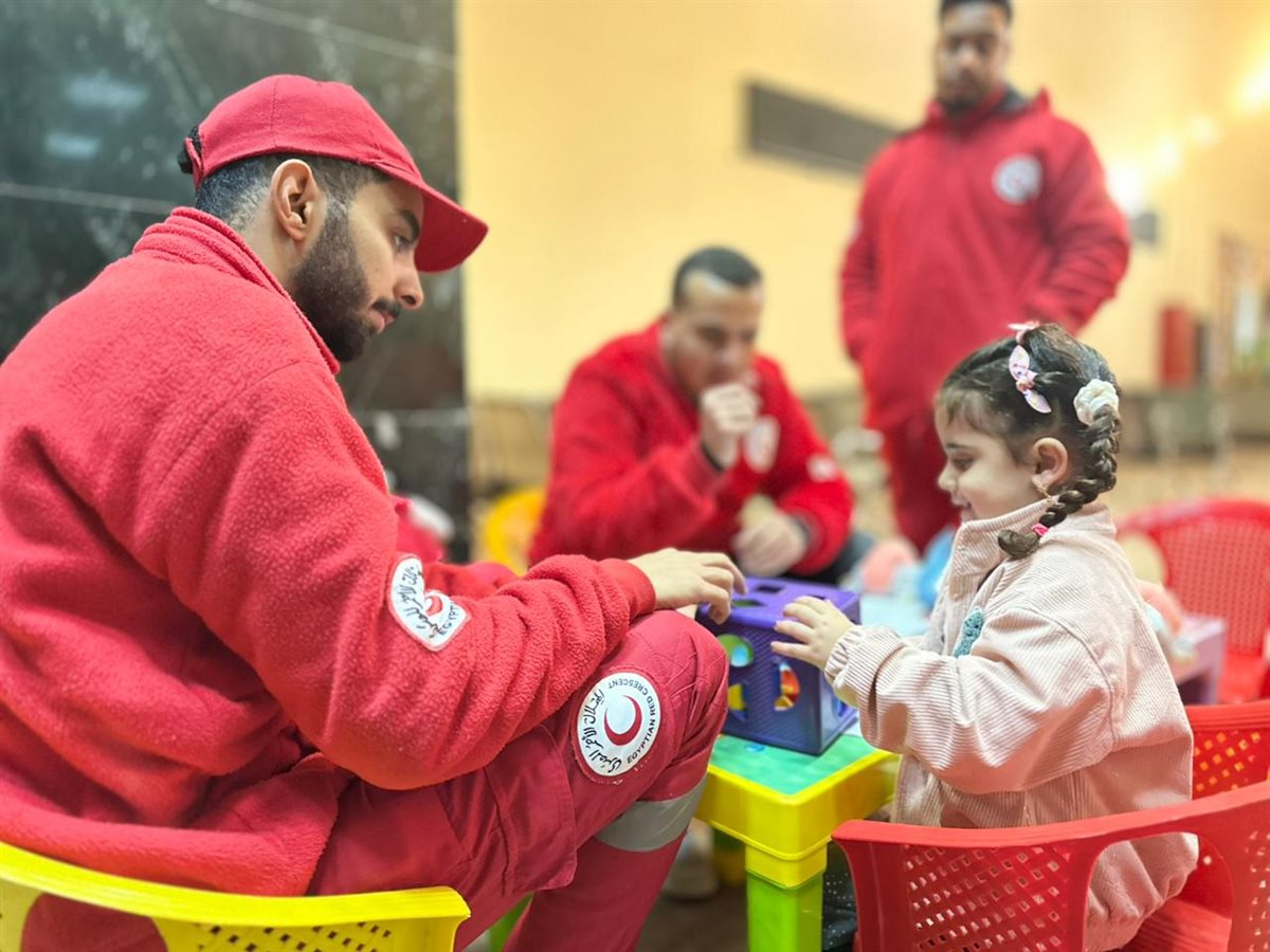الهلال الأحمر المصري يدفع بقافلة مساعدات الى غزة