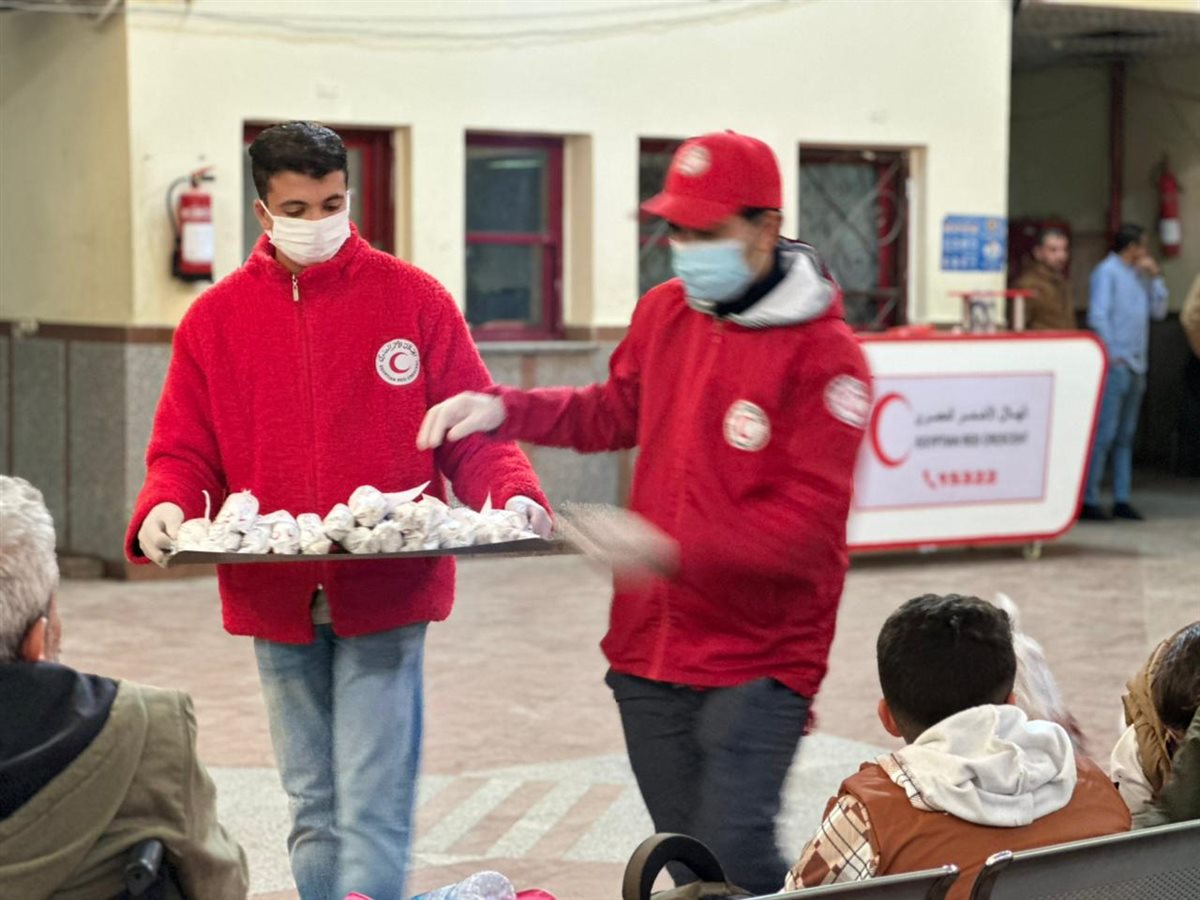الهلال الأحمر المصري يدفع بقافلة مساعدات الى غزة