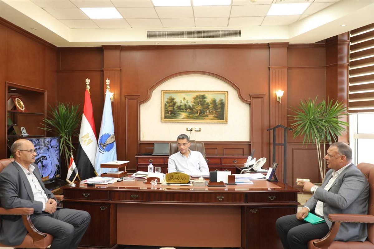 محافظ البحر الأحمر يبحث آليات ضبط الأسعار وربط سوق الجملة بالبورصة