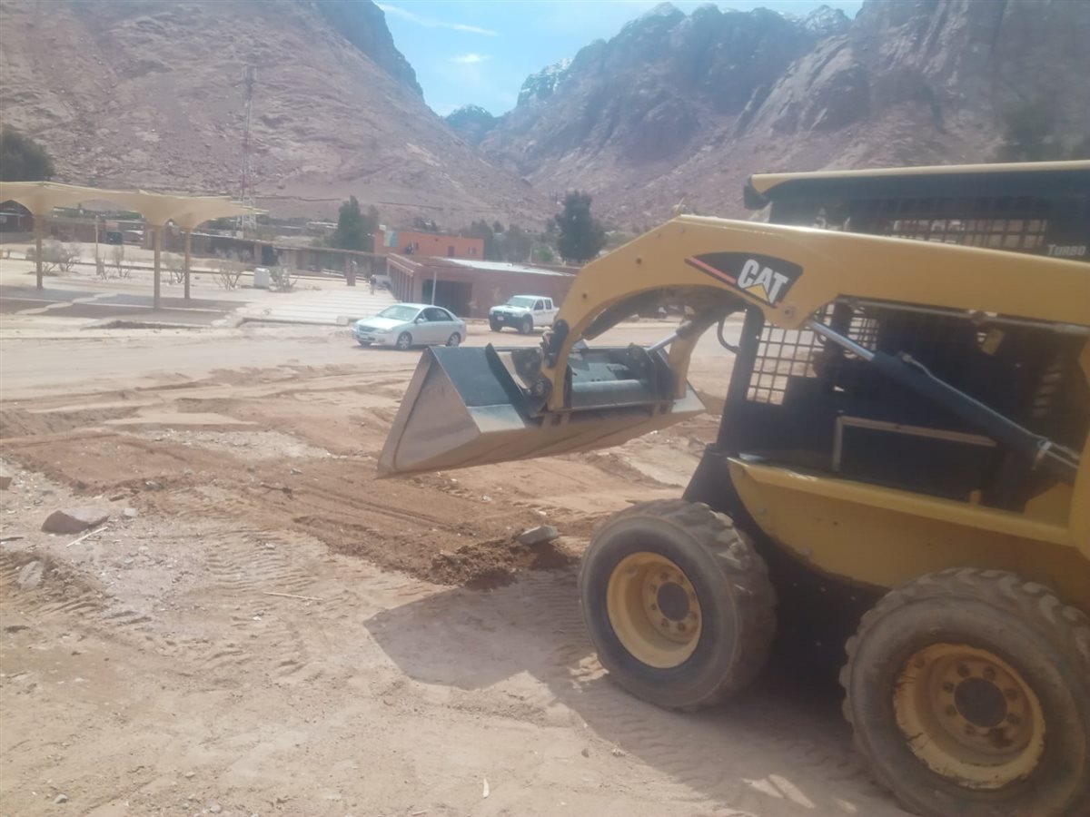 رفع آثار السيول وفتح الطرق بسانت كاترين 