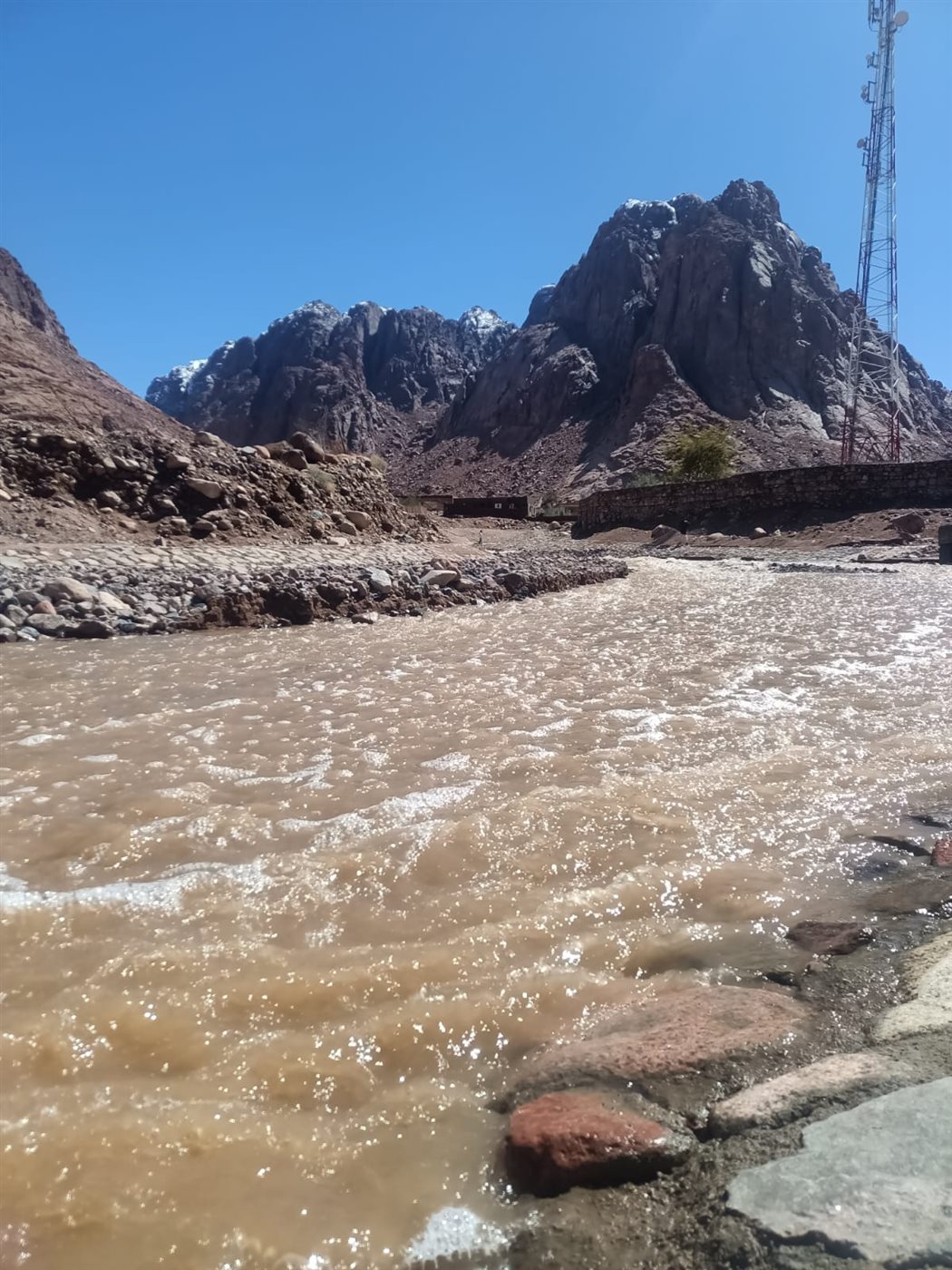 رفع آثار السيول وفتح الطرق بسانت كاترين 